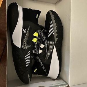 Nike kyrie flytrap V - boys 6.5 new in box